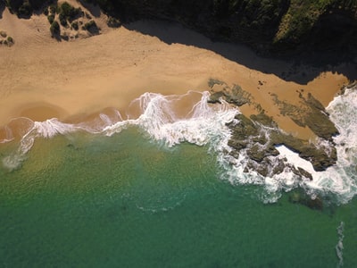 白天海浪拍岸鸟瞰图